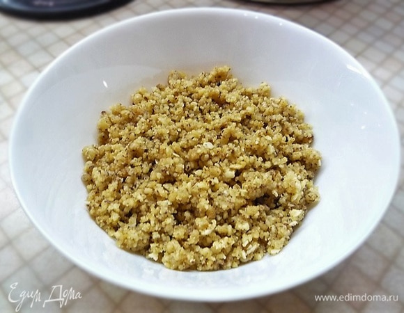 Остывшую орехово-карамельную крошку измельчаем.