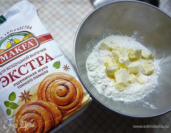 Приготовим тесто. В чашу комбайна насыпаем муку «Экстра» MAKFA, добавляем нарезанное кубиками сливочное масло и смешиваем до мелкой крошки.