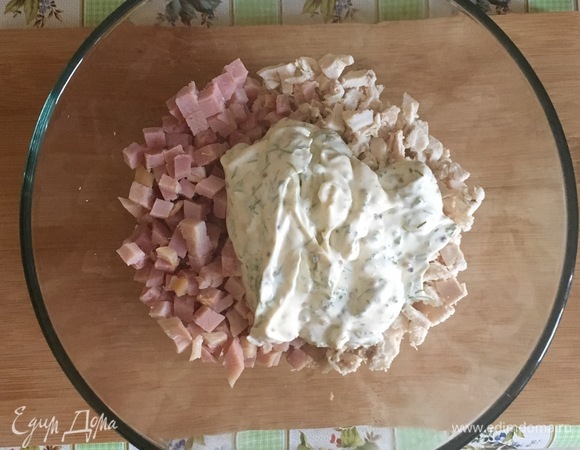 Майонез соединить с курицей и ветчиной, перемешать до однородности.