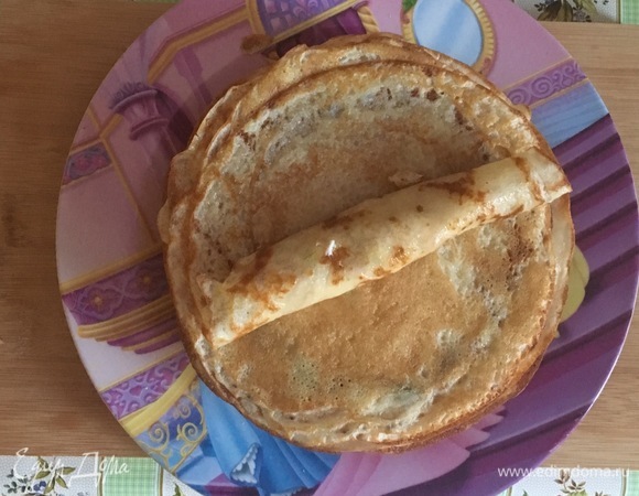 Выкладываем 1 ст. л. начинки на блинчик и заворачиваем его трубочкой. Так делаем, пока не закончится начинка.