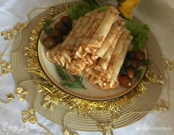 Выкладываем блинчики пирамидкой и украшаем наше блюдо.