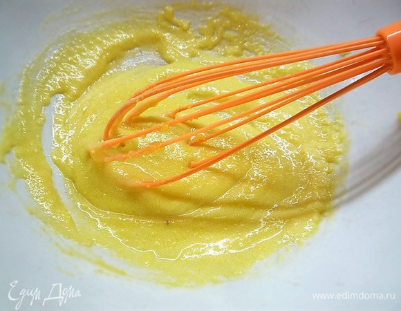 Приготовим заварной крем. В чашке смешиваем желтки с мукой и сахарной пудрой.