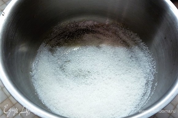 Сахар растапливаем в небольшой кастрюльке до коричневого цвета.