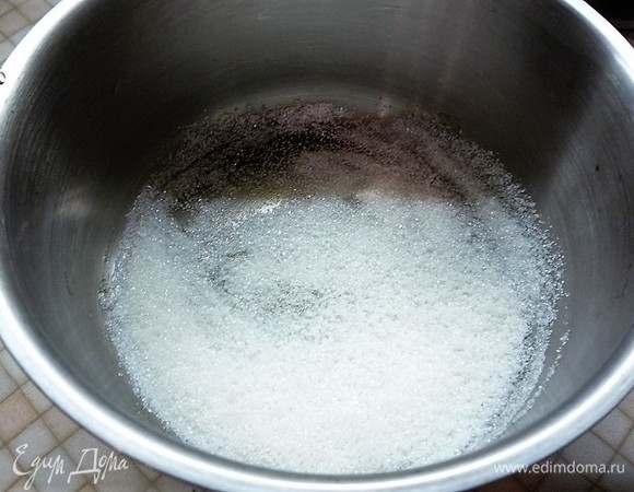 Сахар растапливаем в небольшой кастрюльке до коричневого цвета.
