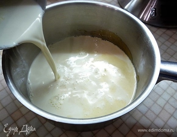 Добавляем сначала 3 ст. л. кипятка, а потом — горячие сливки тонкой струйкой, перемешиваем, чтобы карамель растворилась.