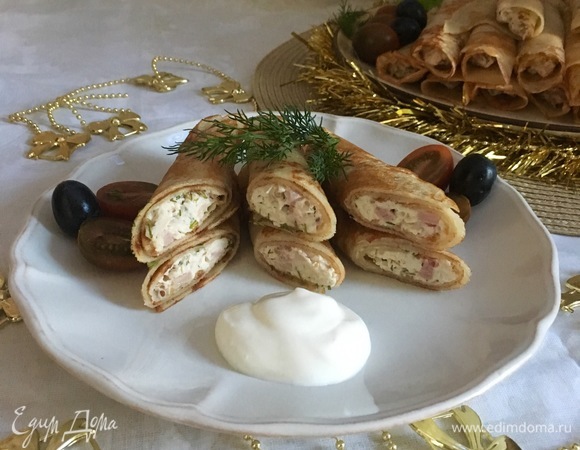 Разрез румяных блинчиков с мягкой и сытной начинкой.