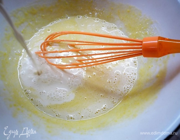 Добавляем горячую сливочно-карамельную смесь в желтки, энергично перемешивая.