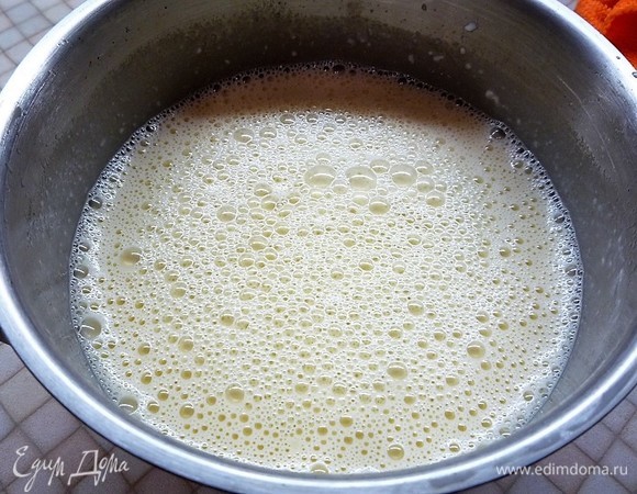 Переливаем полученную смесь обратно в кастрюльку и варим на среднем огне, постоянно помешивая, до загустения.