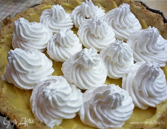 Приготовим швейцарскую меренгу. Чашку с белками ставим на кастрюлю с кипящей водой (на водяную баню), уменьшаем огонь до минимума, всыпаем сахар, взбиваем до растворения сахара на слабых оборотах миксера, затем скорость увеличиваем и взбиваем белки до плотных пиков примерно 7 минут. Затем снимаем кастрюлю с водяной бани и взбиваем белки еще 5 минут. Готовую меренгу выкладываем в корнетик.