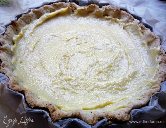 Собираем пирог. В остывшую основу выкладываем заварной крем.