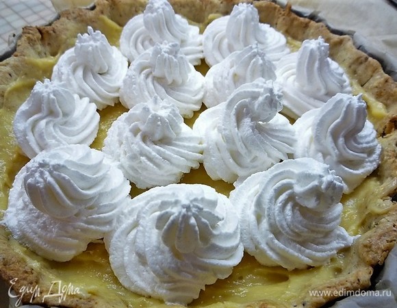 Поверх крема отсаживаем меренгу. Ставим пирог под гриль на 5 минут, чтобы меренга подрумянилась.