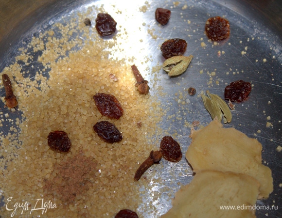 Насыпать в кастрюлю или в турку специи и сахар. Кардамон растереть.