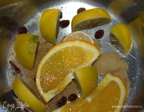 Добавить имбирь (2 слайса) и цитрусовые. Из них можно выдавить сок.