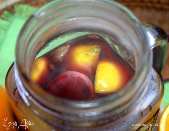 Перелить в коктейльную баночку, которая позволит напитку не остыть.