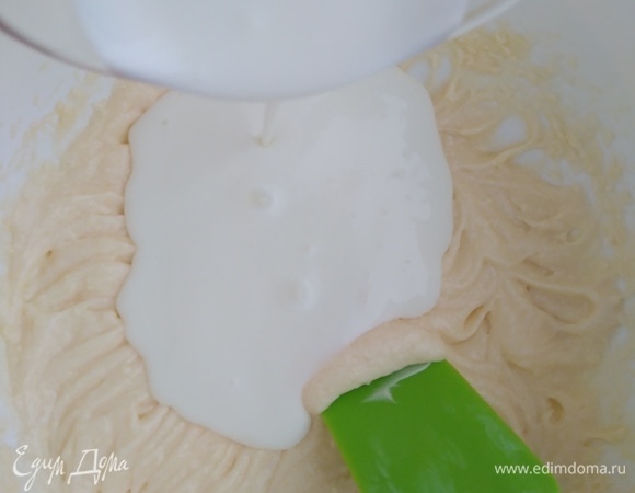 Влить кефир и перемешать.