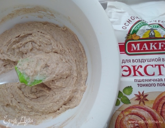 Партиями ввести мучную смесь в тесто. Перемешать до однородности. Долго такое тесто месить не нужно, как только не видно сухих ингредиентов — тесто готово.