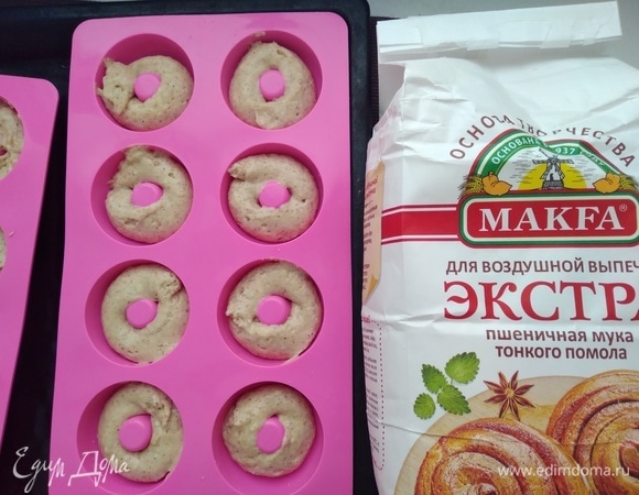 Духовку предварительно разогреть до 180°C. Выпекать 10–13 минут.