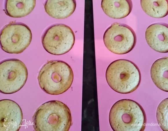 Готовность проверить, проткнув зубочисткой самый толстый край пончика. Главное, не передержать, иначе будут сухие. Остудить 10 минут в формах.