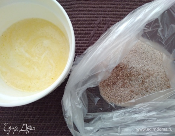 Приготовить обсыпку. Смешать сахар и корицу, всыпать в плотный пакет. Сливочное масло растопить.