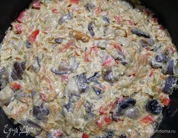 Я собираю торт в разъемной форме для выпечки. Выкладываем блинчик, затем — начинку, повторяем процедуру, пока не закончатся блинчики и начинка.