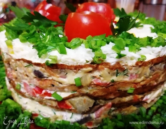 Форму снимаем. Вот такой аккуратный торт у нас получился.