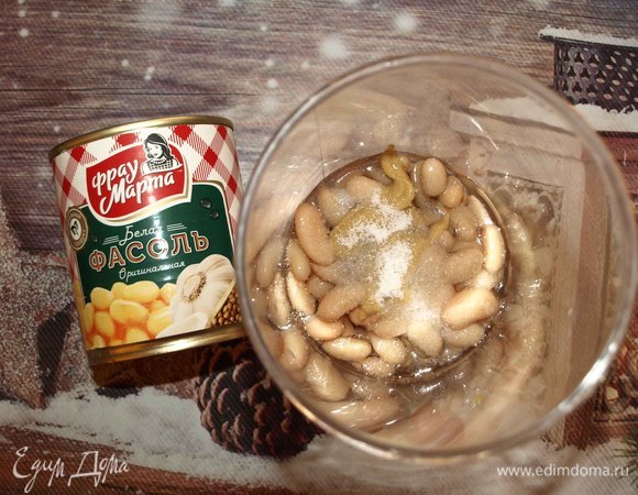 Куриное филе, картофель, яйца заранее отварить и остудить. Вес ингредиентов указан в готовом и очищенном виде. Консервированную фасоль ТМ «Фрау Марта» открыть, слить жидкость. Отправить в чашу погружного блендера. Добавить соль, горчицу, сахар, растительное масло.
