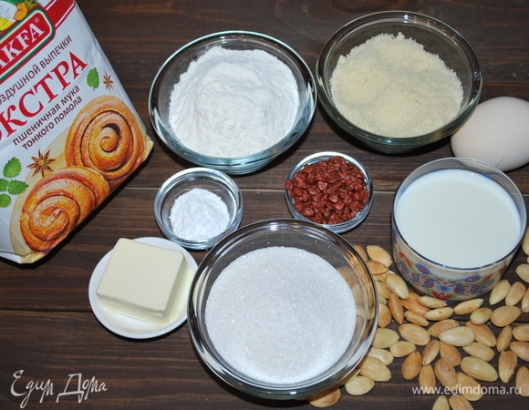 Подготовим продукты для кекса. В начинку я добавила 20 г клубничных криспи (можно заменить сушеной клубникой).