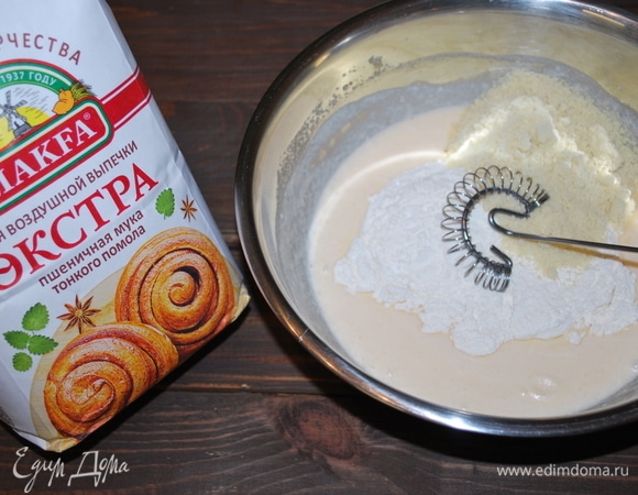 В пшеничную муку «Экстра» MAKFA добавить разрыхлитель. Обе муки — пшеничную и миндальную — добавить в тесто, перемешать венчиком.