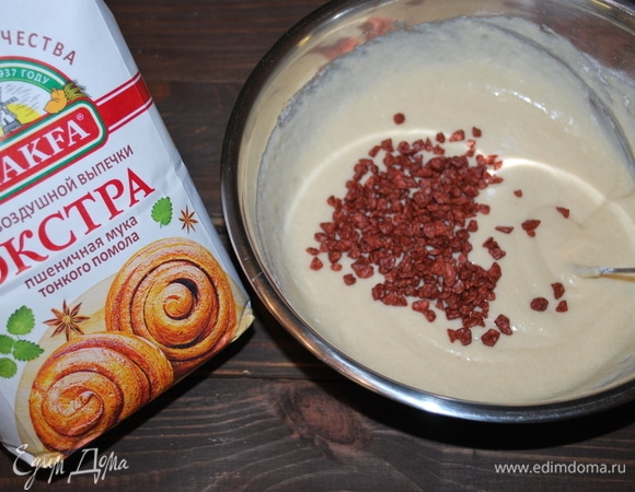 В самом конце добавить клубничные криспи (можно заменить сушеной клубникой). Получаем негустое тесто.