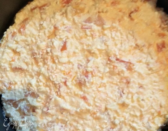 Когда тыква остыла, смешиваем ее с творогом и яйцами. Форму застилаем пергаментом и перекладываем в нее запеканку. Выпекать в духовом шкафу, разогретом до 180°C, 45 минут.