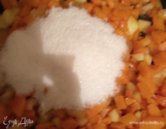 Когда тыква стала мягкой и начала румяниться, засыпаем сахар и, помешивая, готовим еще 5–10 минут. Карамелизированные яблоки и тыкву снимаем с огня, остужаем.