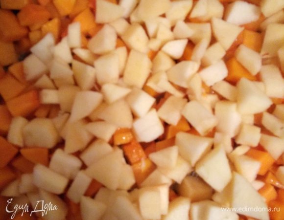 Яблоки очистить, нарезать кубиком и отправить в сковороду вместе с тыквой. Жарить на среднем огне до мягкости тыквы (я жарила 20 минут, так как у меня твердый сорт тыквы).