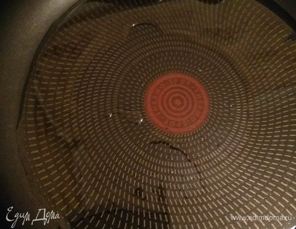 Сковороду поставить на огонь, влить масло.