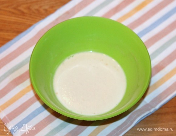 Приготовим опару. 1 ст. л. муки смешиваем с сухими дрожжами. В теплом молоке (100 мл) растворяем 1 ст. л. сахара и добавляем сухую дрожжевую смесь, перемешиваем. Накрываем миску пленкой и отправляем в теплое место до образования пенной шапочки.