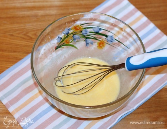 Приготовим тесто для булочек. Растапливаем в микроволновке сливочное масло и добавляем оставшиеся ингредиенты: ванилин, сахар (0,5 ст. л.), соль (0,5 ч. л.), молоко (50 мл), йогурт (100 мл; можно заменить на 1% кефир) и в последнюю очередь — взбитое вилкой яйцо (1 шт.). Все перемешиваем.
