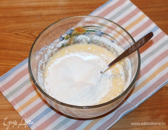 В жидкую смесь небольшими порциями вмешиваем просеянную муку. Вымешиваем однородное гладкое тесто, не липнущее к рукам. Собираем тесто в ком.