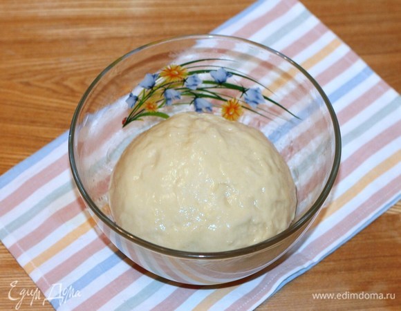 Смазываем чистую миску и тесто растительным маслом. Закрываем миску пленкой и ставим в теплое место для увеличения теста в 2,5 раза.