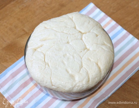 Затем обминаем тесто и даем ему подняться еще раз под пленкой (минут 30).