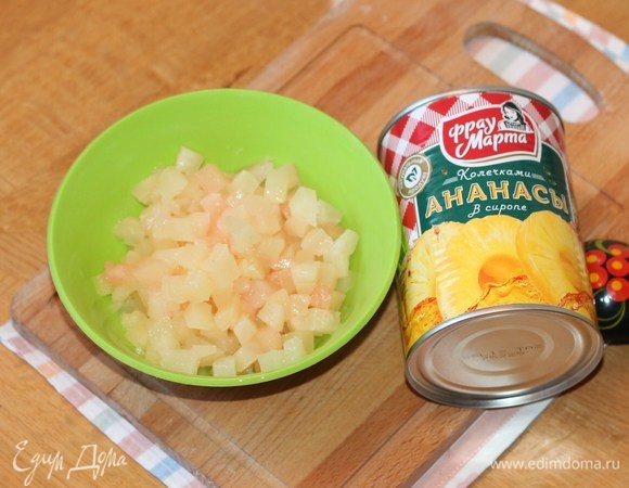 Нарезаем кольца ананаса маленькими кусочками.