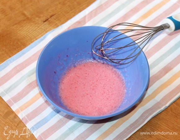 Один белок смешиваем с сахарной пудрой. Я добавила 1 ч. л. красного джема, но это по желанию.