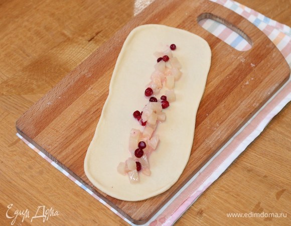 Каждую часть теста раскатываем в узкую лепешку. Кладем начинку.