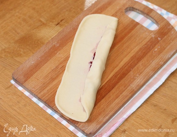 Скатываем начинку с тестом в рулет.