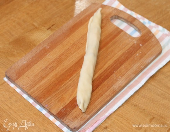 Рулетик немного подкручиваем и сворачиваем по форме улитки.