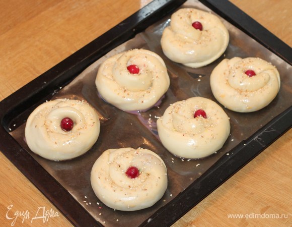 Смазываем заготовки взбитым желтком (взбиваем с щепоткой сахара и 1 ст. л. молока). Посыпаем обжаренным на сухой сковороде кунжутом.