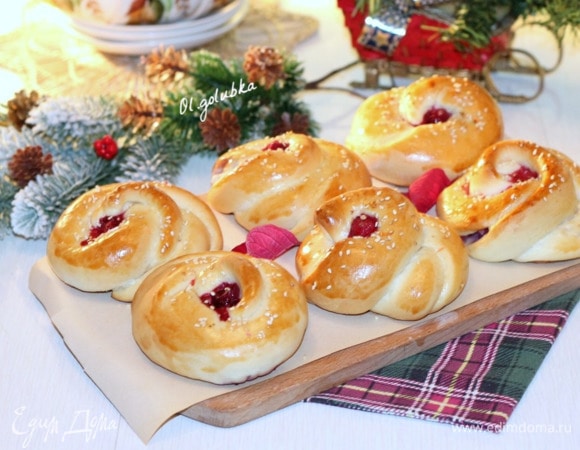 Выпекаем булочки в разогретой до 180°C духовке 25–30 минут. Ориентируйтесь по своей духовке. Готовность булочек проверяем деревянной шпажкой. Испеченные булочки выкладываем на деревянную разделочную доску, накрываем полотенцем и даем время остыть. Остывшие булочки можно посыпать сахарной пудрой. Приятного чаепития. И с наступающим Новым годом!