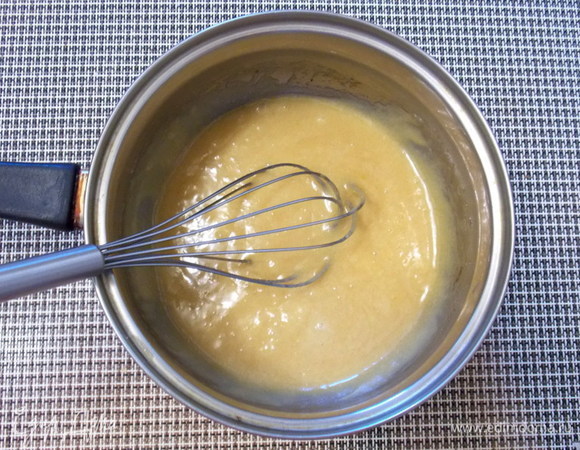 Сложить в чашу яйца, сахар, масло, арахисовую пасту и взбить до однородной массы. Необязательно делать этого миксером, можно просто сделать это при помощи венчика.