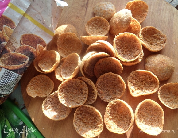 Закуску будем подавать вот на таких ржаных сухариках-чипсах.