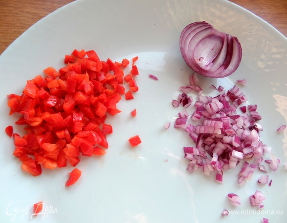 Измельчить немного сладкого перца и красного лука.