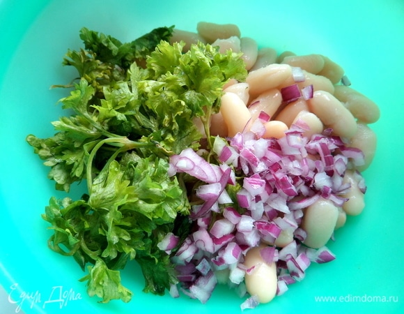 Лук и зелень петрушки поместить к фасоли. Перец оставим для украшения.