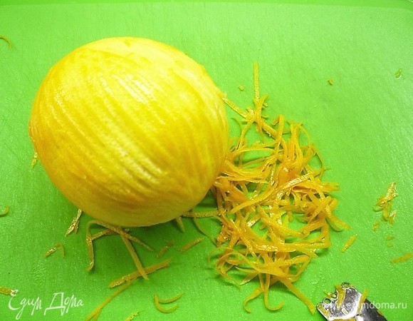 Приготовим шоколадно-апельсиновую начинку. Апельсины промываем, сушим и снимаем с них цедру.